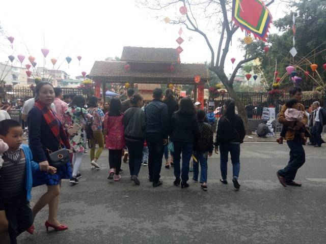 Người dân sau nghi lễ dâng hương đã nô nức sang hồ Văn để xin chữ đầu năm