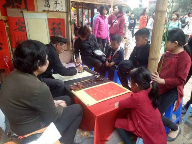 Du xuân đầu năm, xin chữ để lấy lộc ở Văn Miếu Quốc Tử Giám đã từ lâu trở thành thói quen của người dân Hà Nội