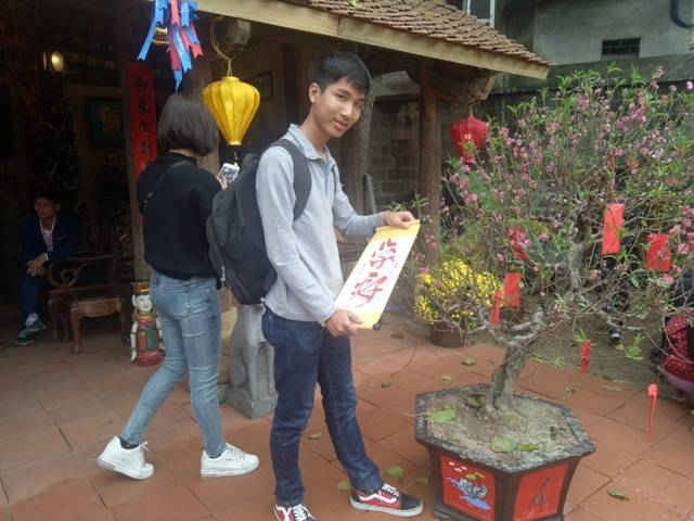 Vui mừng khi xin được chữ mà bản thân ưng ý