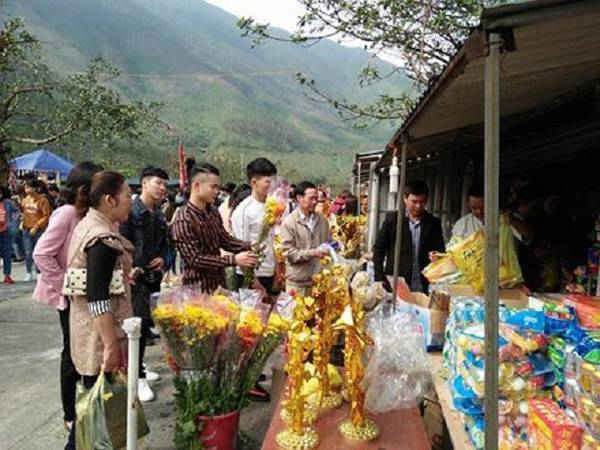 Người dân đến dâng hương, cầu an tại Đền thờ Thánh mẫu Liễu Hạnh