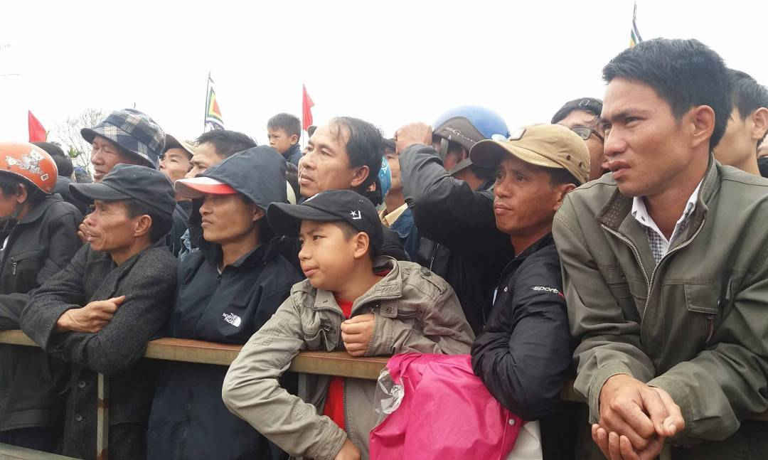 Hồi hộp theo dõi