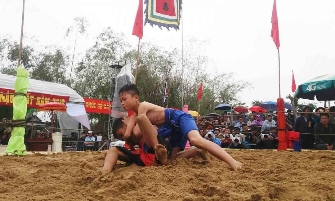 Các đô vật nhỏ tuổi tranh tài rất hăng say