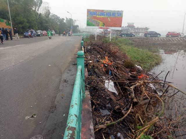 Thậm chí ngay đối diện cổng vào thung lũng hoa Hồ Tây cũng trở thành điểm đổ rác