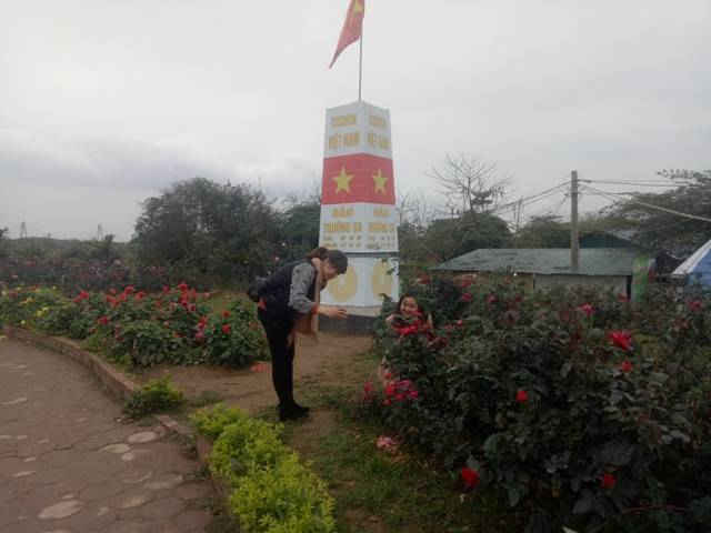 Tại vườn hoa còn được tô điểm thêm bởi tình yêu với biển đảo quê hương, trong đó có Trường Sa, Hoàng Sa thân yêu
