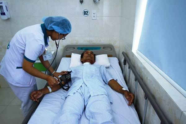 Ông Huy được chăm sóc hậu phẫu