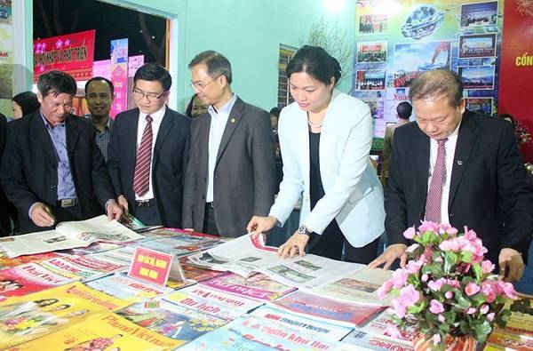 Các đại biểu tham quan các gian hàng trưng bày báo chí.