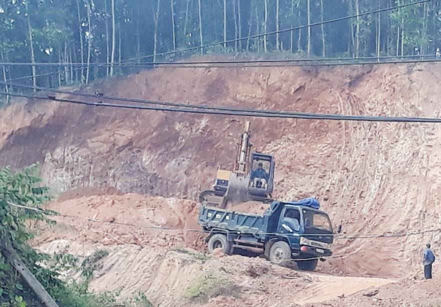 anh khai thac dat trai phep