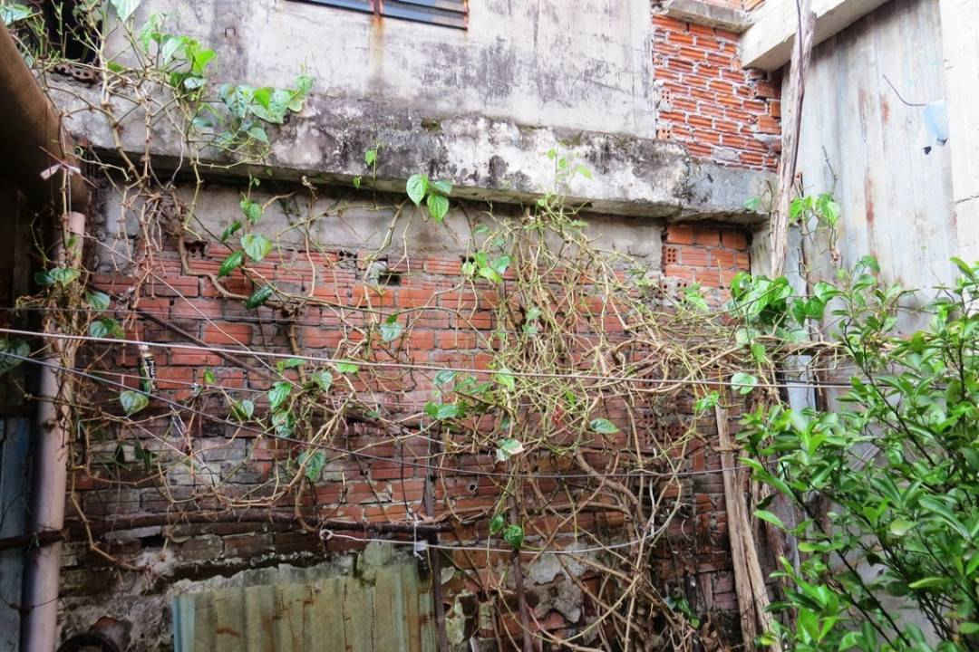 Hiện nay còn trụ cuối nhà ông Kế đỡ dầm ngang. Dầm ngang nằm hoàn toàn trong đất nhà ông Kế (số nhà 32 Lê Lai), không hề liên quan gì tới đất nhà bà Hương (số nhà 30 bên phải)