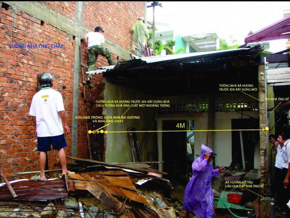 Khi xây dựng mới nhà 30 Lê Lai, bà Hương không những lấn qua đất nhà ông Kế- 32 Lê Lai mà đơn vị đo đạc xác định diện tích lấn chiếm 4,05m2; mà còn lấn qua khoảng không khoảng 0,22m giữa nhà bà Hương và ông Chất- 28 Lê Lai