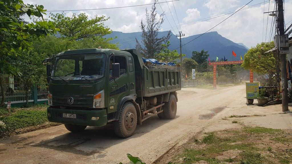 Xe tải chở đất cơi nới thành thùng, không che đậy kỹ chạy qua khu dân cư