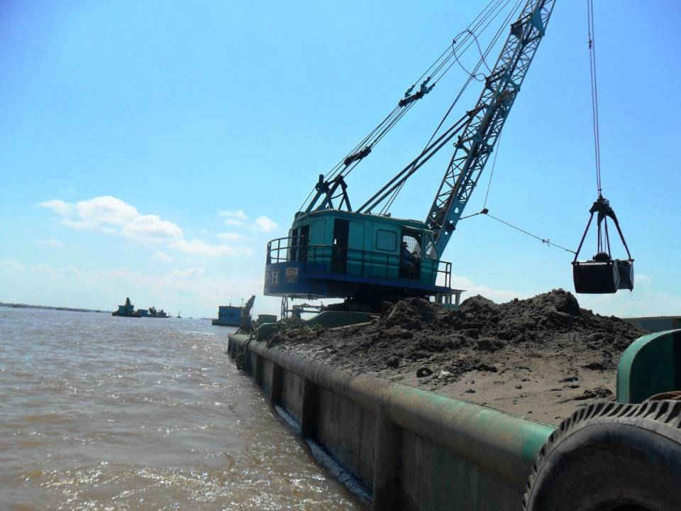 chú thích ảnh khai thác cát trên sông Hậu thuộc địa phận TP Cần Thơ