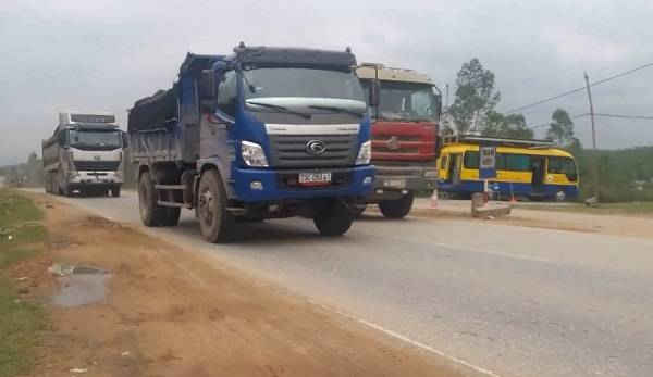 Tình trạng xe tải che biển số vượt TKTTT vẫn chưa thể xử lý