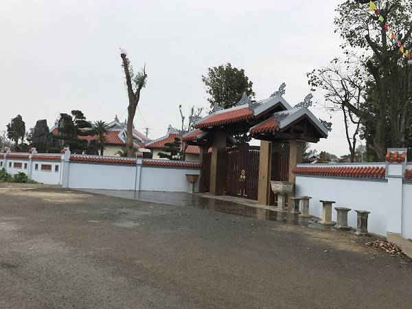 Toàn cảnh khu đất ở và trang trại trồng cây cảnh của ông Đỗ Trung Thành được xây dựng lấn ra hành lang giao thông tỉnh lộ 516C