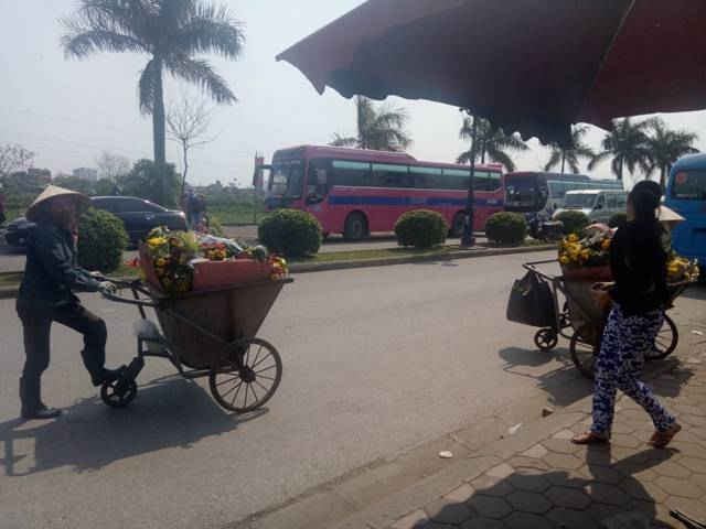 Người dân tình nguyện thu gom rác, vệ sinh môi trường Đền Trần