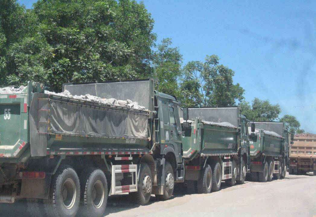 Thời gian qua, đại đa số xe vân chuyển khoáng sản không bố trí xây dựng cầu rửa xe để vệ sinh sạch sẽ xe vận chuyển trước khi tham gia giao thông trên đường, gây ô nhiễm môi trường nghiêm trọng