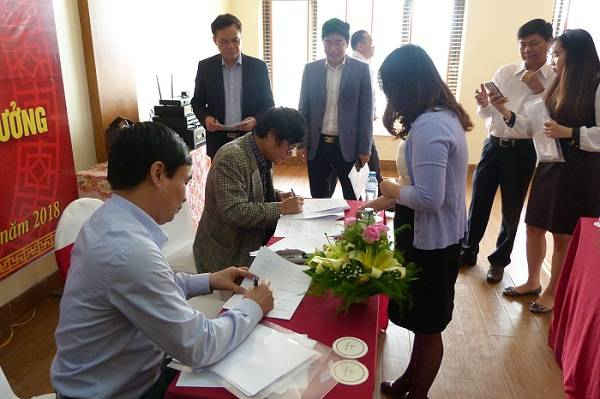 Đại diện các đơn vị trong Khối thi đua số V đã tiến hành ký kết giao ước thi đua năm 2018.
