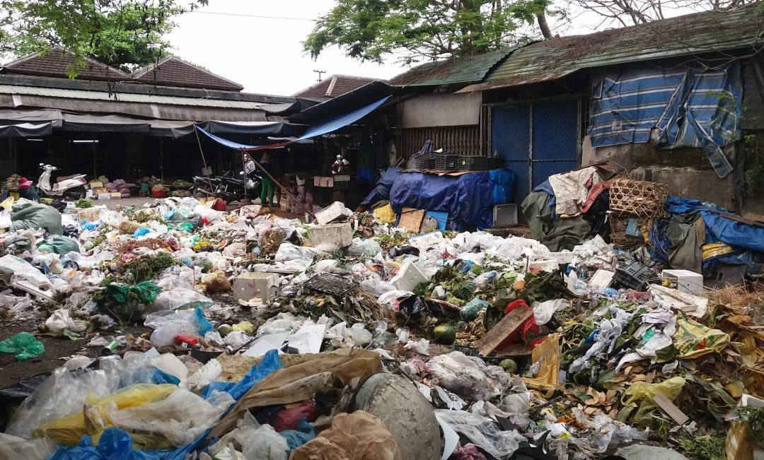 Điểm tập kết rác ở chợ Đông Ba