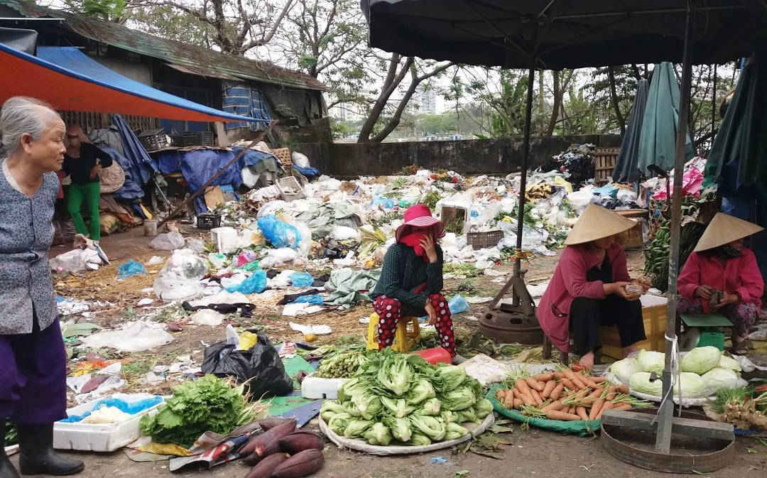 Người dân đeo khẩu trang vô tư buôn bán bên rác thải