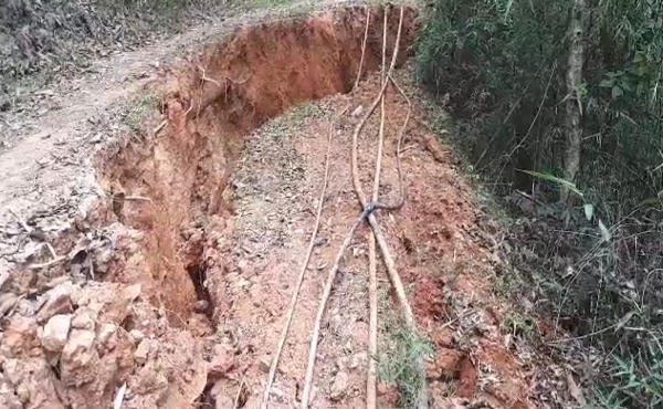 Vết nứt dài khoảng 200m, có chỗ rất sâu và rộng
