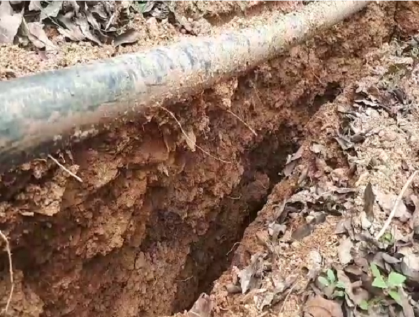 Vết nứt dài khoảng 200m, có chỗ rất sâu và rộng