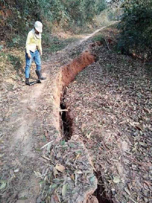 Người dân cho rằng nguyên nhân gây nên hiện tượng trên có thể do ảnh hưởng của việc thi công dự án mở rộng thị trấn Mường Xén?