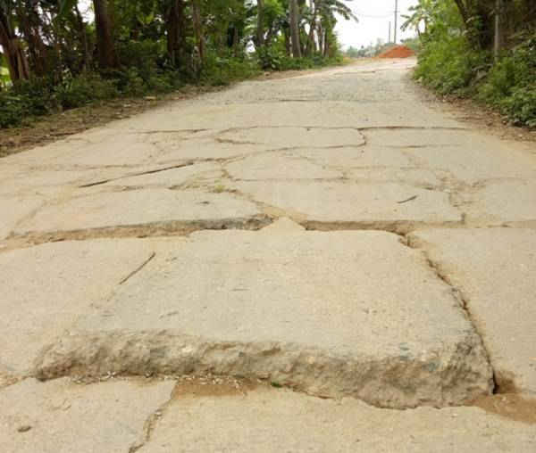 Tuyến đường liên xã xuống cấp nghiêm trọng