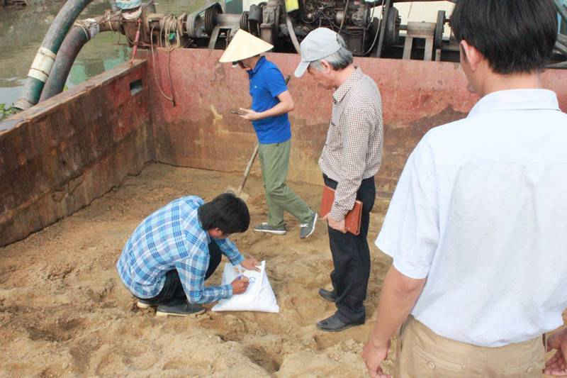 1 Thu mẫu cát nhiễm mặn nguyên khai