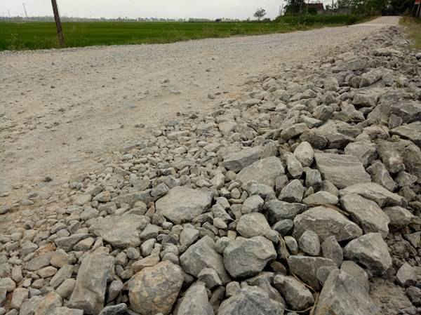 Đá bong tróc gây nguy hiểm cho người tham giao thông