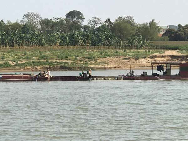 Tàu hút cát đã gây sạt lở nghiêm trọng làm sạt lở đất đa, hoa màu của người dân