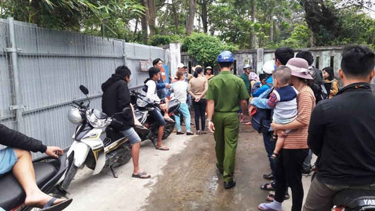 Bức xúc trước việc doanh nghiệp làm rào chắn, ngăn không cho bất kỳ ai đi ra biển, người dân đã tháo dỡ rào chắn để phản đối