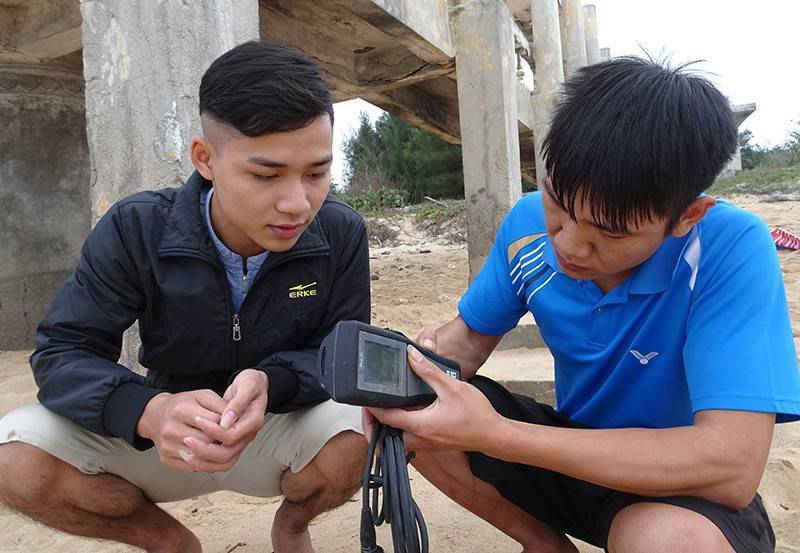 Dạy nhau sử dụng máy