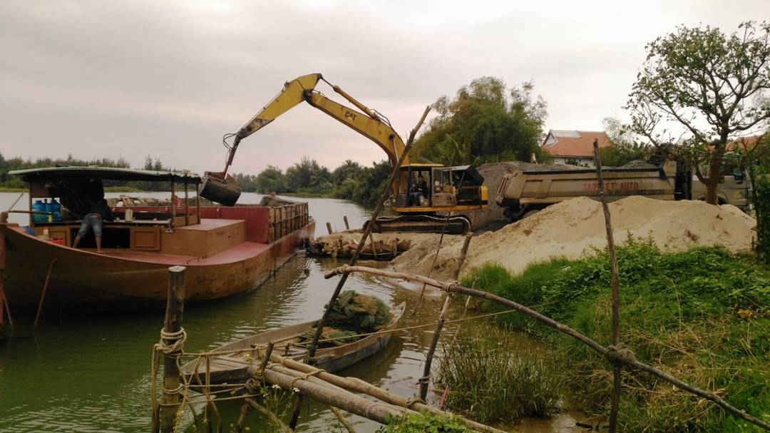Rất khó quản lý được nguồn gốc cát đối với các bến bãi không phép như thế này