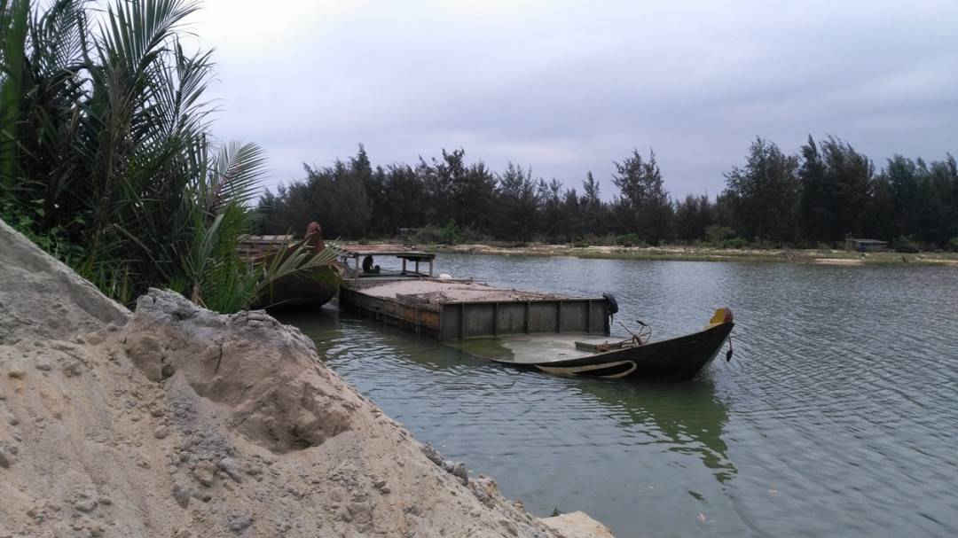 Các tàu hút cát được cho là lấy từ các mỏ cát của TX.Điện Bàn đang chờ cẩu lên bãi vào sáng ngày 22/3