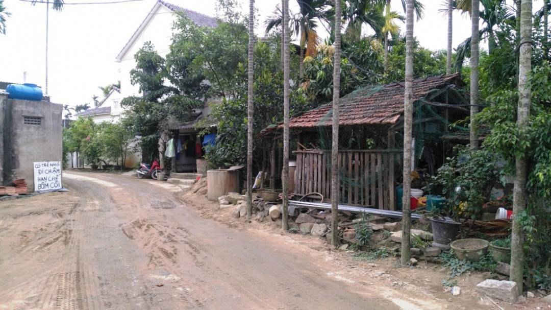 Bến bãi tập kết cát nằm ngay trong khu dân cư đông đúc của thôn 3, xã Cẩm Thanh, gây ô nhiễm môi trường, ảnh hưởng tới cuộc sống của người dân