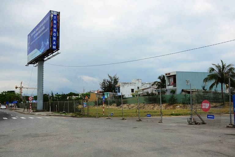 Bức xúc trước việc doanh nghiệp làm rào chắn, ngăn không cho bất kỳ ai đi ra biển, người dân đã tháo dỡ rào chắn để phản đối