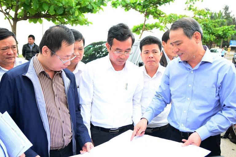 Bí thư Thành ủy Đà Nẵng Trương Quang Nghĩa đã xuống hiện trường thị sát vụ việc người dân làng Nam Ô, phường Hòa Hiệp Nam, quận Liên Chiểu bức xúc tháo dỡ rào chắn vì bị Tập đoàn Trung Thủy bịt lối đi xuống biển