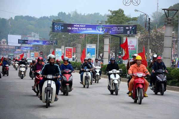 Sau lễ phát động 1000 ĐVTN tham gia diễu hành trên các trục đường chính của T.P Điện Biên Phủ