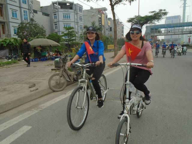 Trong suốt chặng đường của cuộc hanh hương tiếng cười nói luôn được vang lên xóa tan sự mệt nhọc trên một quãng đường dài
