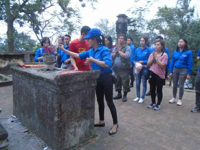 Cùng dâng hương lên Đức Phật