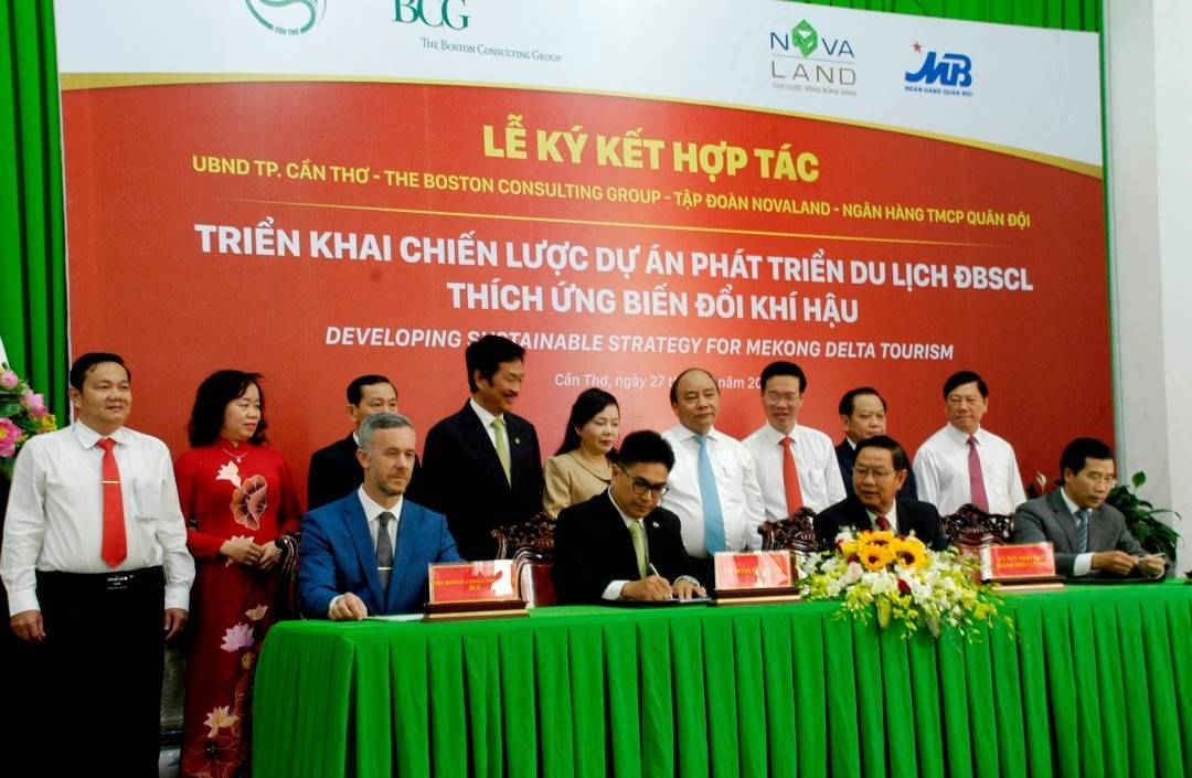 Chú thích ảnh Thủ tướng chính phủ, Nguyễn Xuân Phúc chứng kiến lễ ký kết