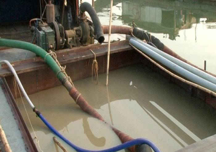 Một trong các đò khai thác cát sỏi trái phép bị công an thu giữ