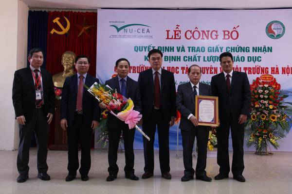 8-Công bố Quyết định và trao Giấy chứng nhận kiểm định chất lượng giáo dục cho Trường Đại học TN&MT Hà Nội