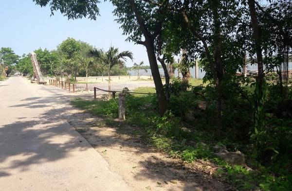 Bờ kè đang bị “biến” thành vườn và các bãi tập kết cát
