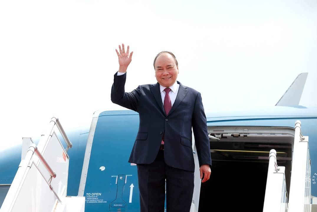 THỦ TƯỚNG LÊN MÁY BAY
