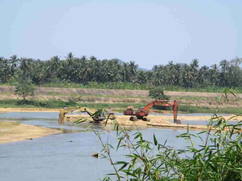 Việc khai thác cát tràn lan đã phá vỡ cấu trúc phân tầng, làm sạt lở nhiều bờ bãi, thay đổi dòng chảy