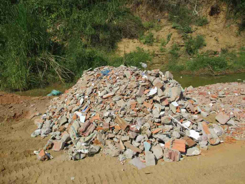 Xà bần ngổn ngang dưới sông Kim Sơn