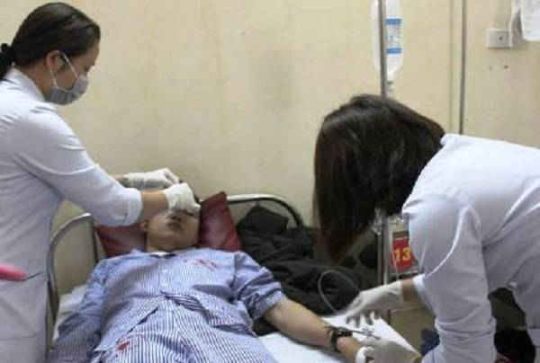 Bác sỹ Nguyễn Đình Phi đang được các đồng nghiệp sơ cứu sau khi bị hành hung