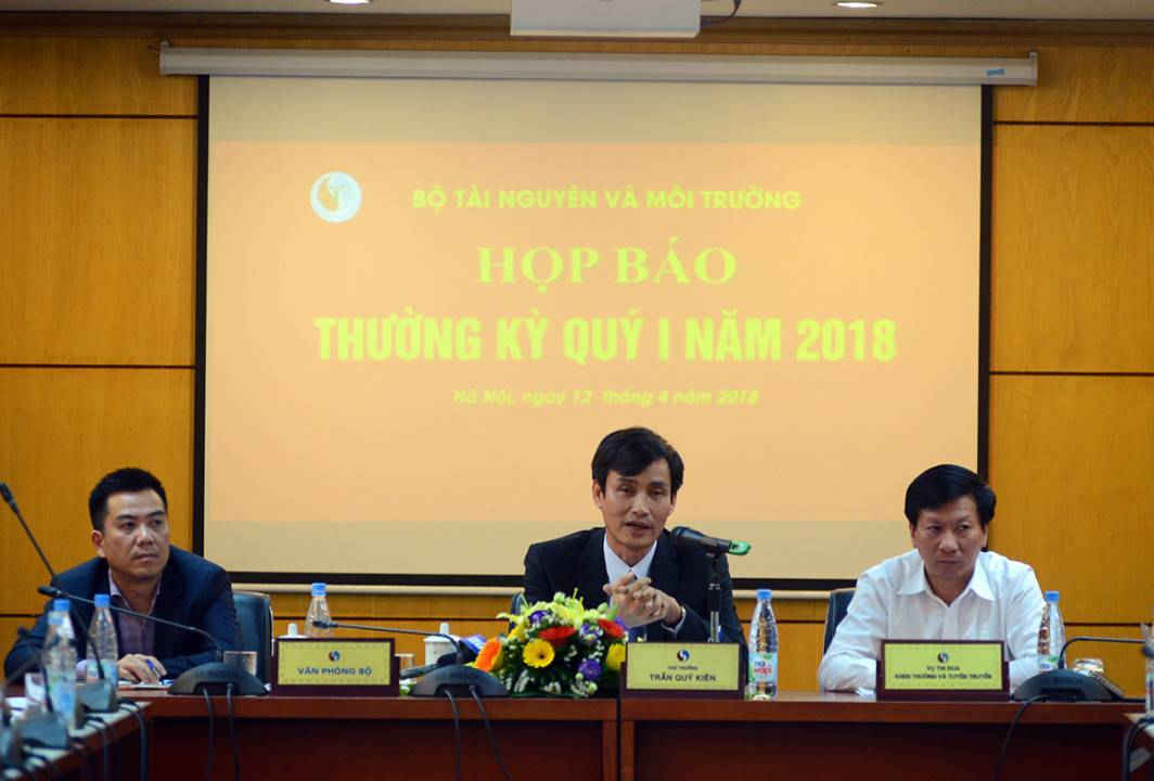 1204 Họp báo