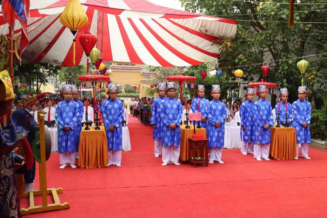 Chánh tế, dâng hương theo nghi lễ truyền thống