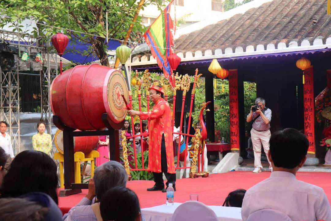 Đánh trống khai hội
